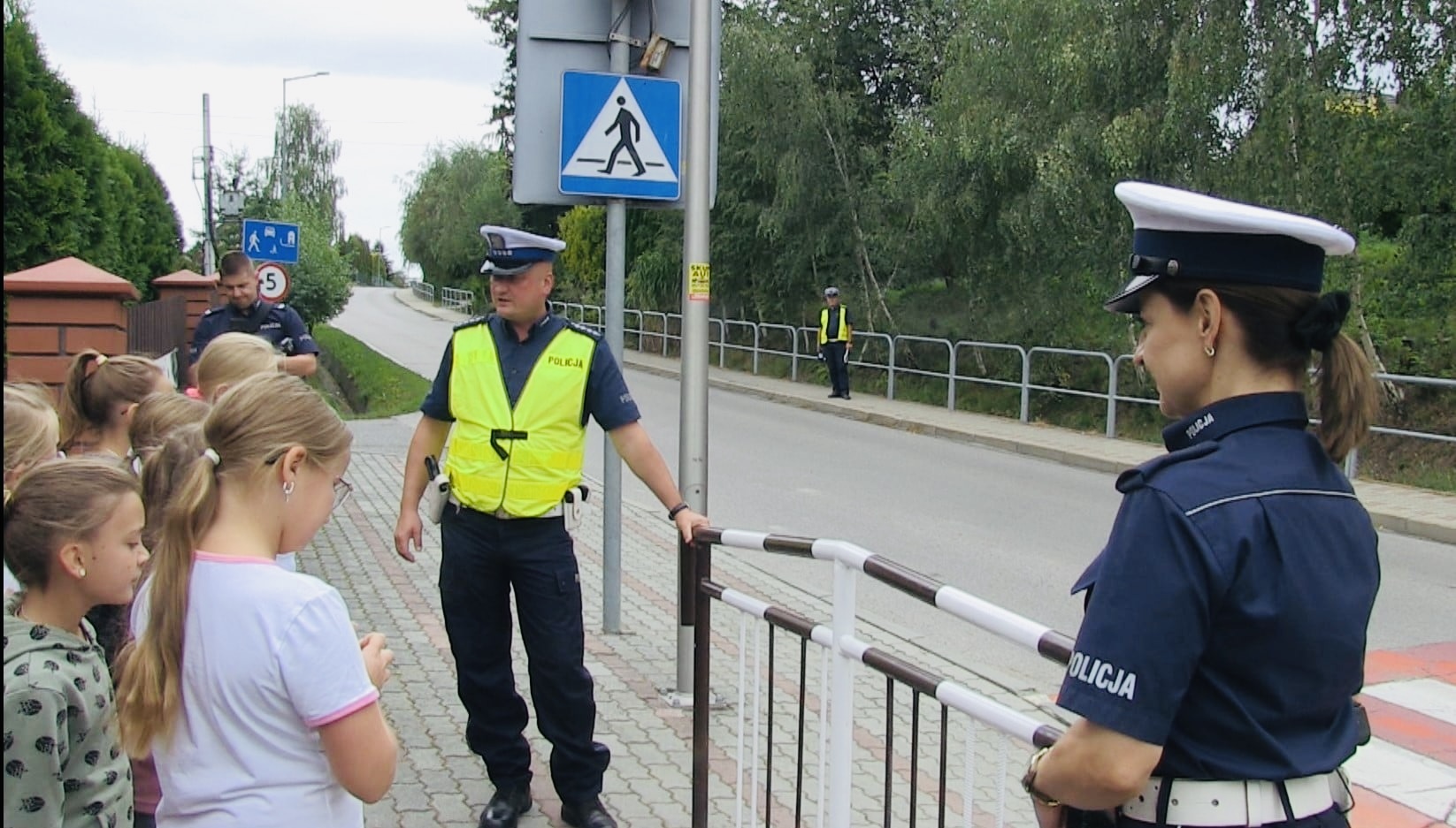 Funkcjonariusze czuwają nad bezpieczeństwem dzieci. Akcja limanowskiej policji „Bezpieczna droga do szkoły”