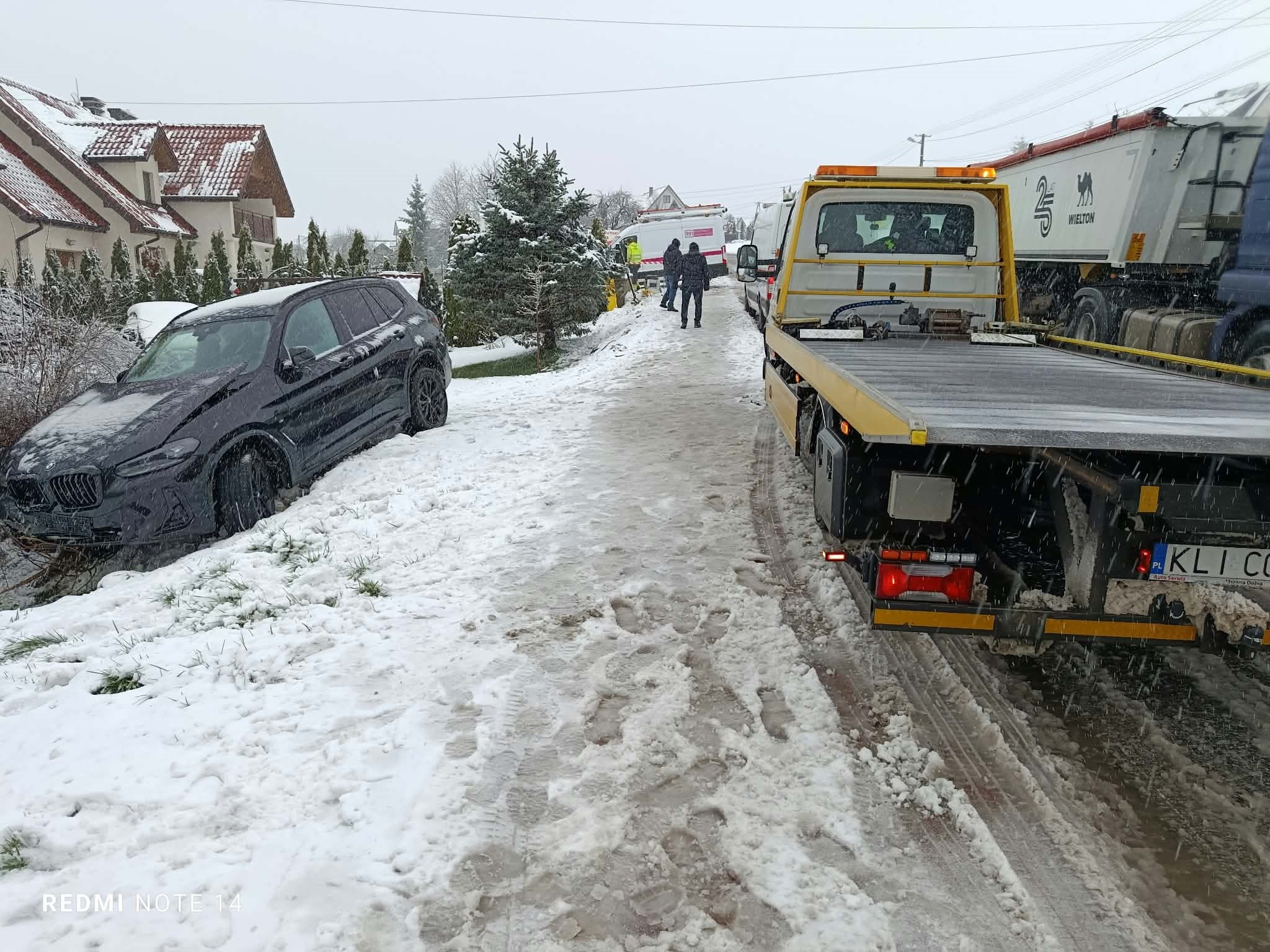 Porąbka. Samochód wjechał w ogrodzenie posesji oraz skrzynkę gazową