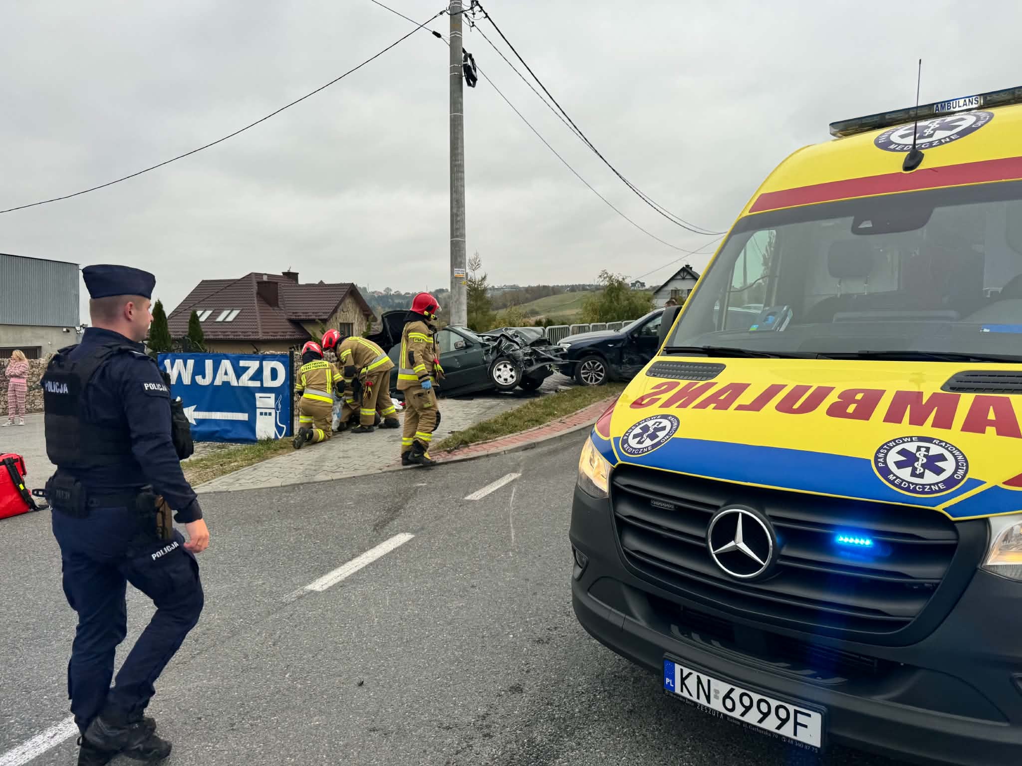 Wysokie. Zderzenie dwóch samochodów osobowych, są ranni. Lądował LPR