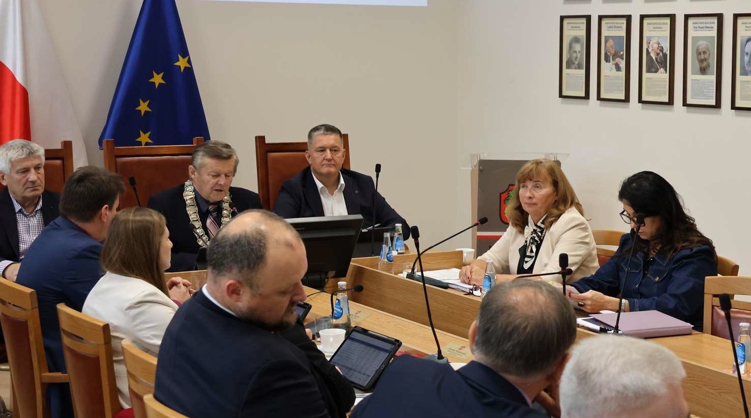 Adam Król otworzył puszkę z Pandorą. Radni na tropie 12 mln zł pochodzących ze sprzedaży udziałów w MZGKiM