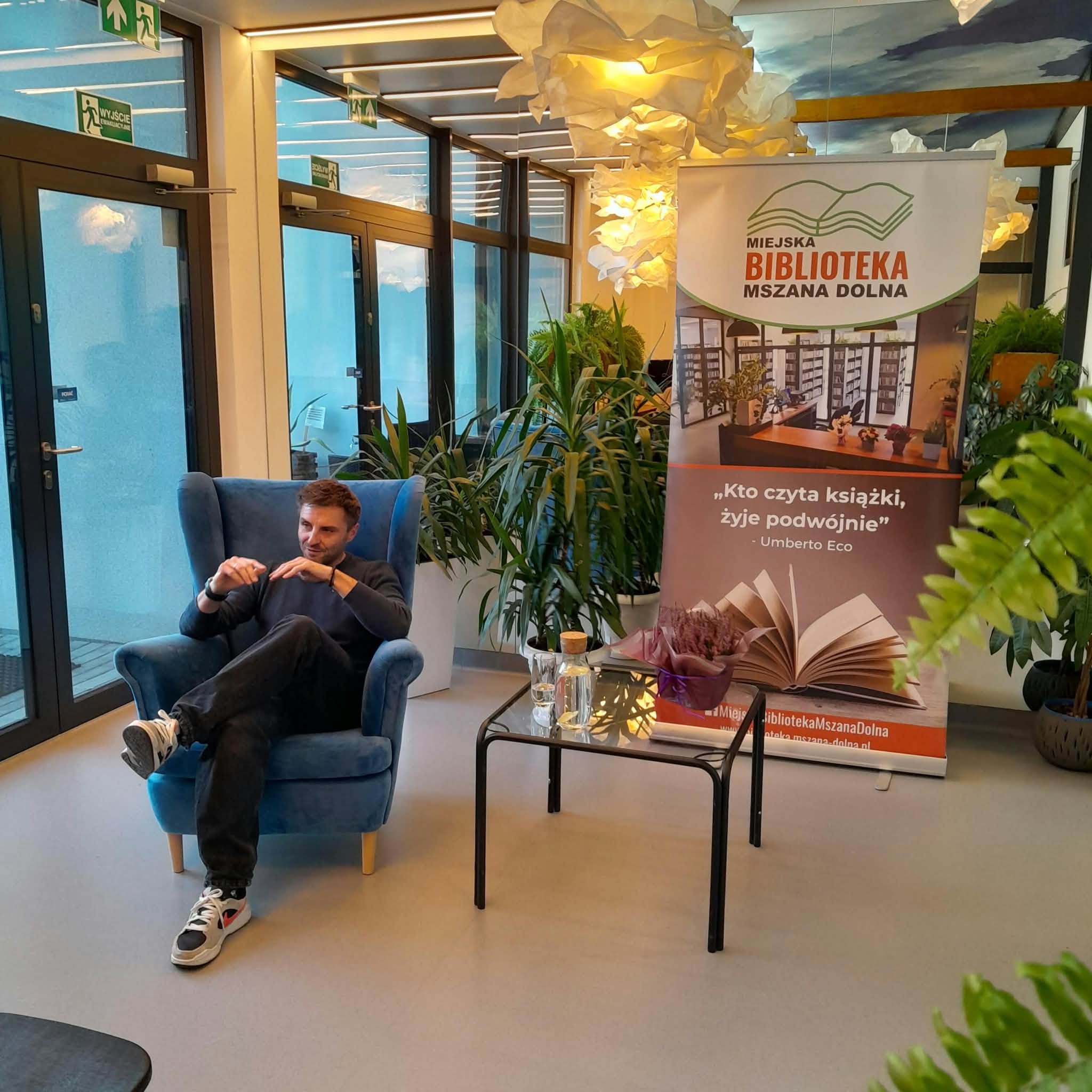 Adrian Bednarek był gościem mszańskiej biblioteki