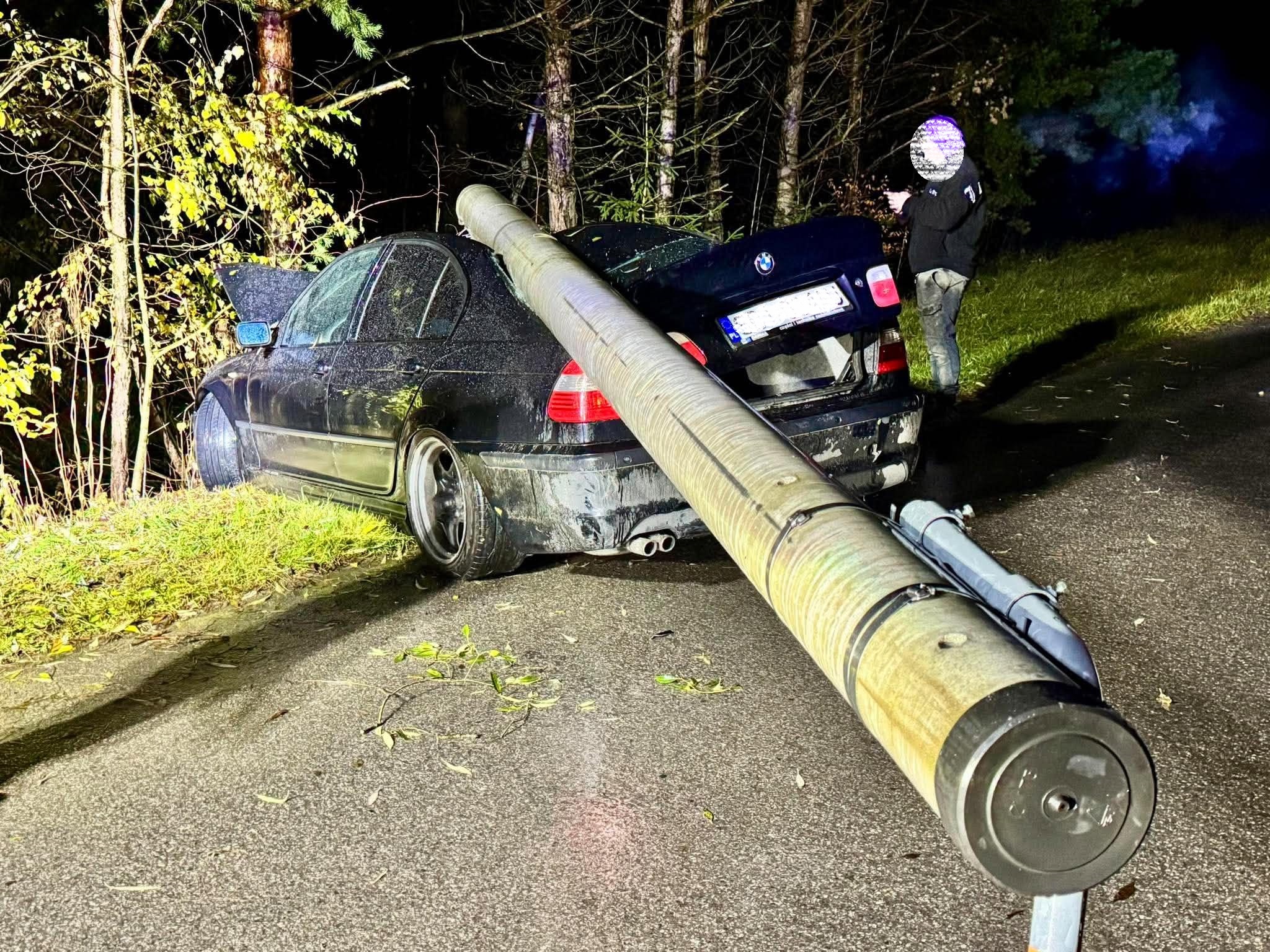 Słopnice. Kierujący BMW uderzył w słup energetyczny