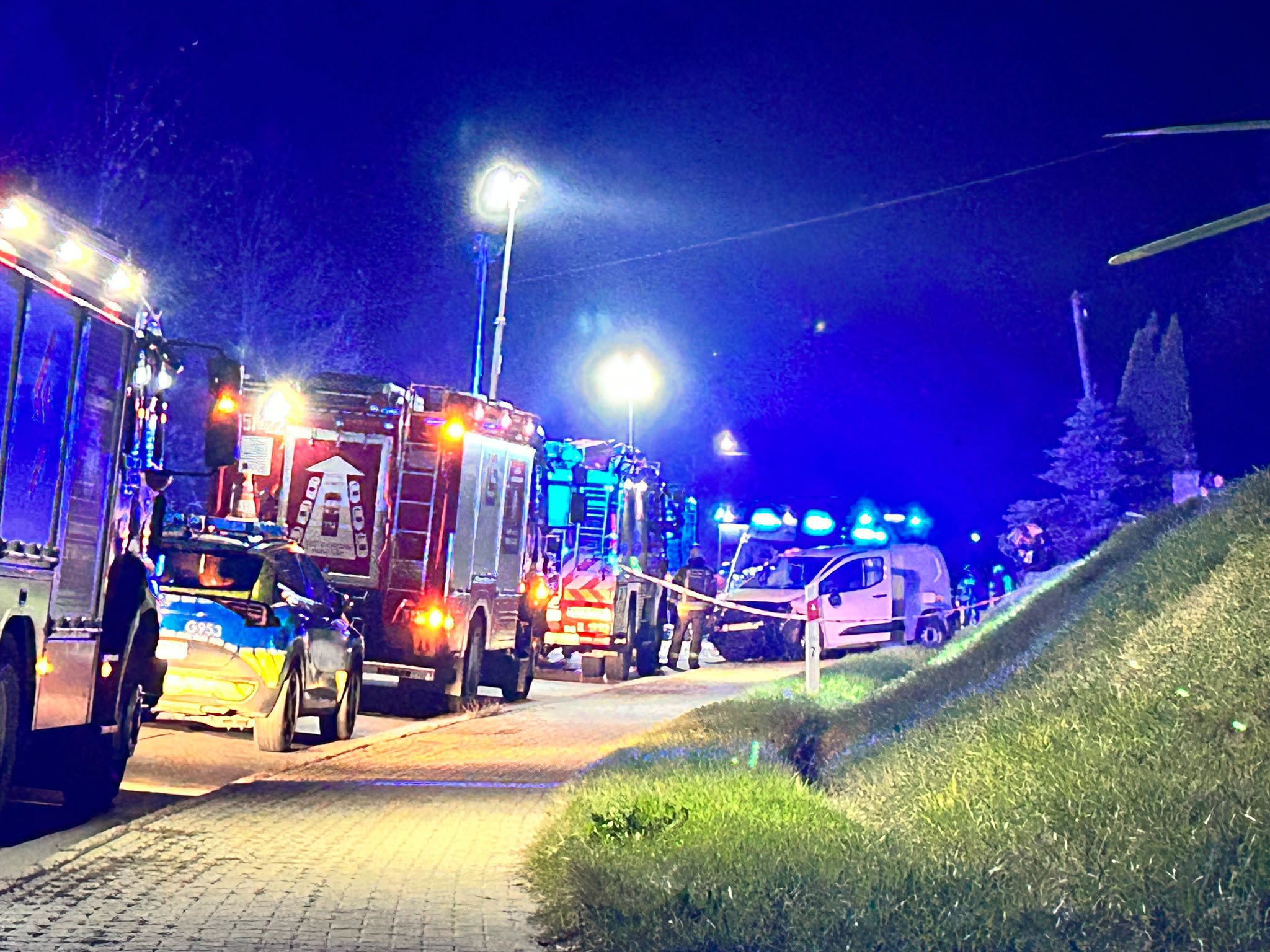Poważny wypadek w Rabie Niżnej. Czołowe zderzenie dwóch samochodów, na miejscu śmigłowiec LPR