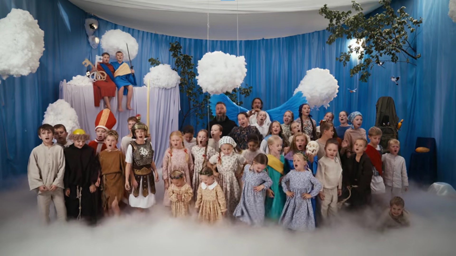 Zespół Majeranki w utworze „Nasi Święci”