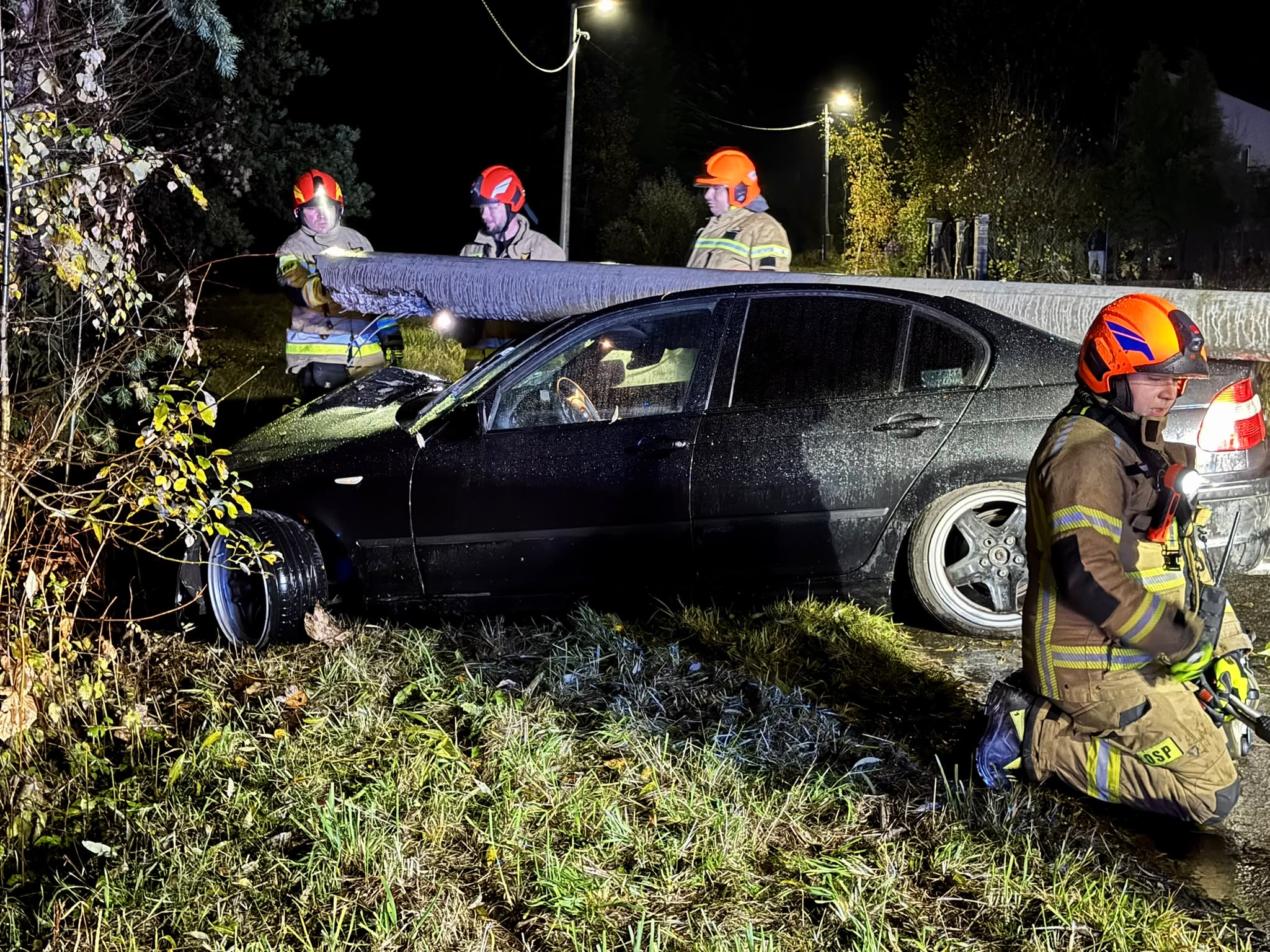 Słopnice. Kierujący BMW uderzył w słup energetyczny